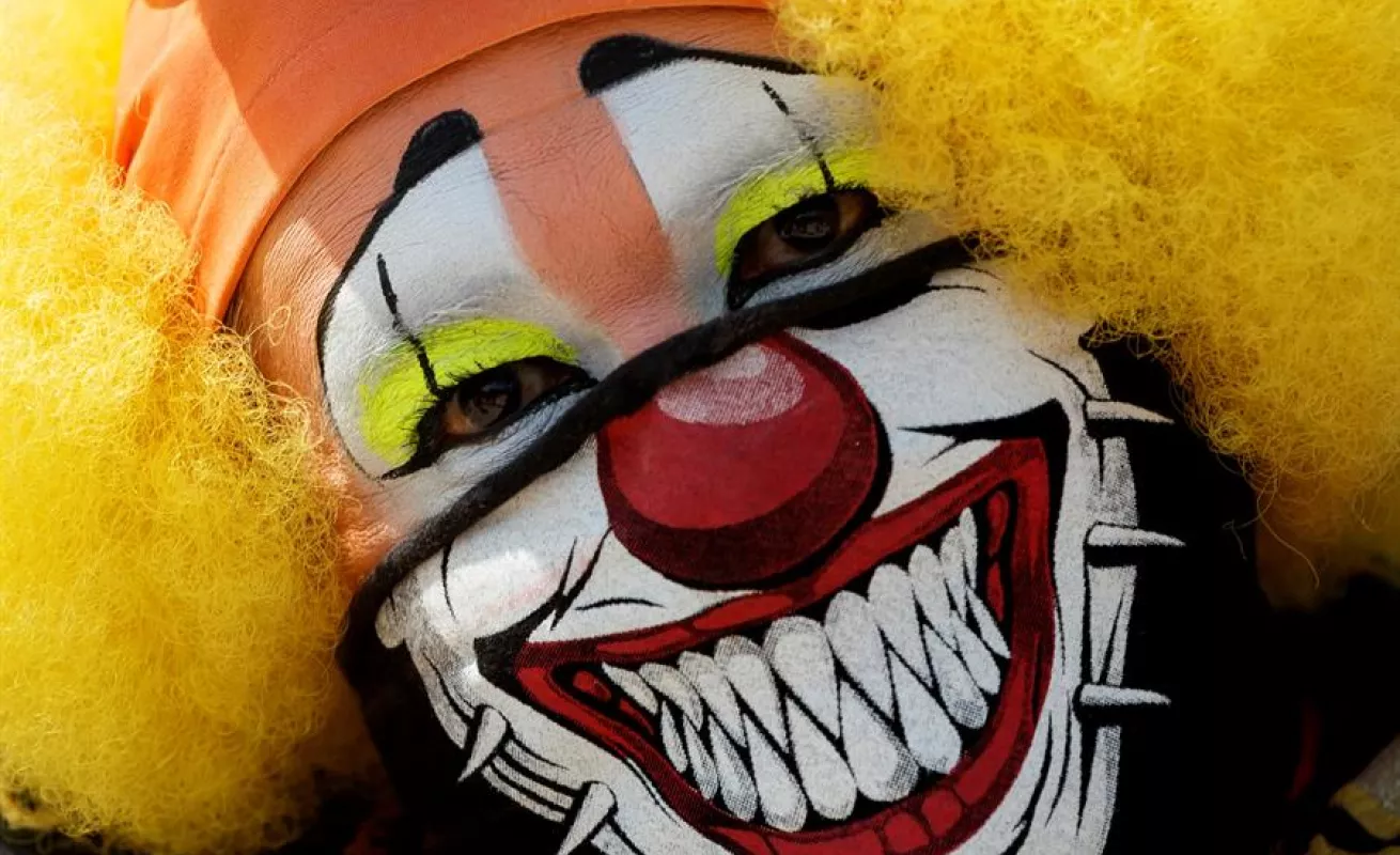  Batman y Superman marchan en Ciudad de México en busca de ayuda ante COVID-19