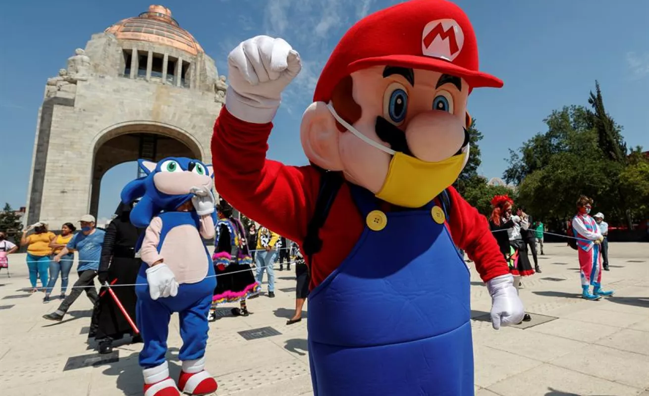  Batman y Superman marchan en Ciudad de México en busca de ayuda ante COVID-19