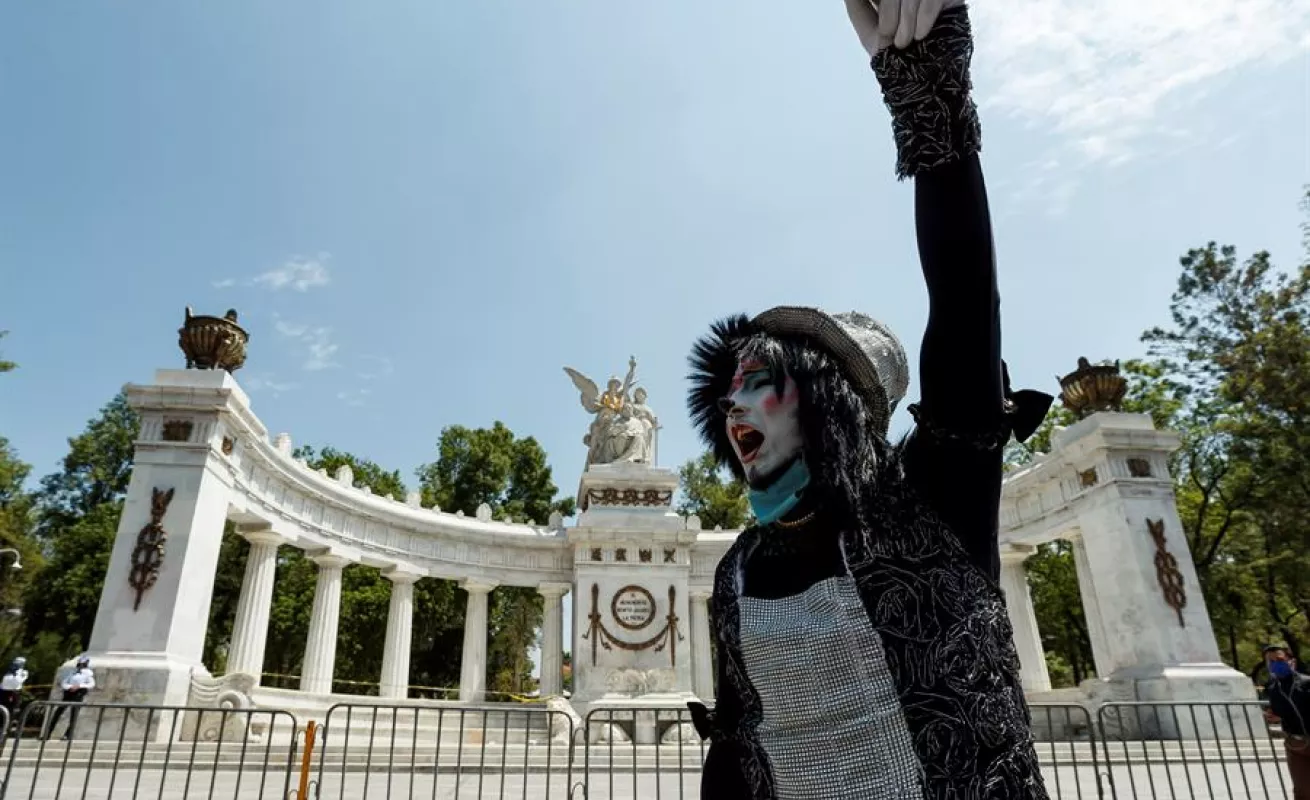  Batman y Superman marchan en Ciudad de México en busca de ayuda ante COVID-19