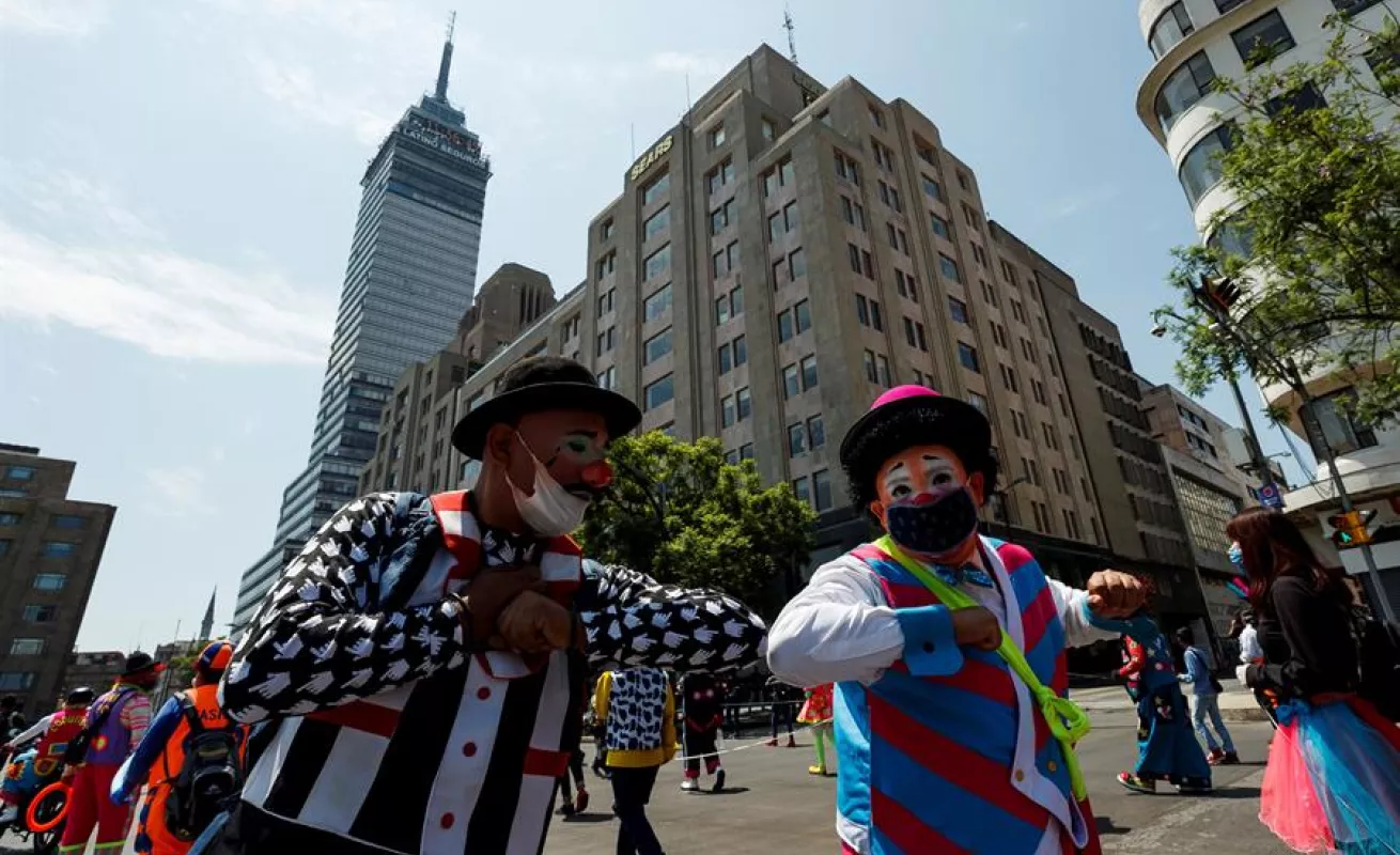  Batman y Superman marchan en Ciudad de México en busca de ayuda ante COVID-19