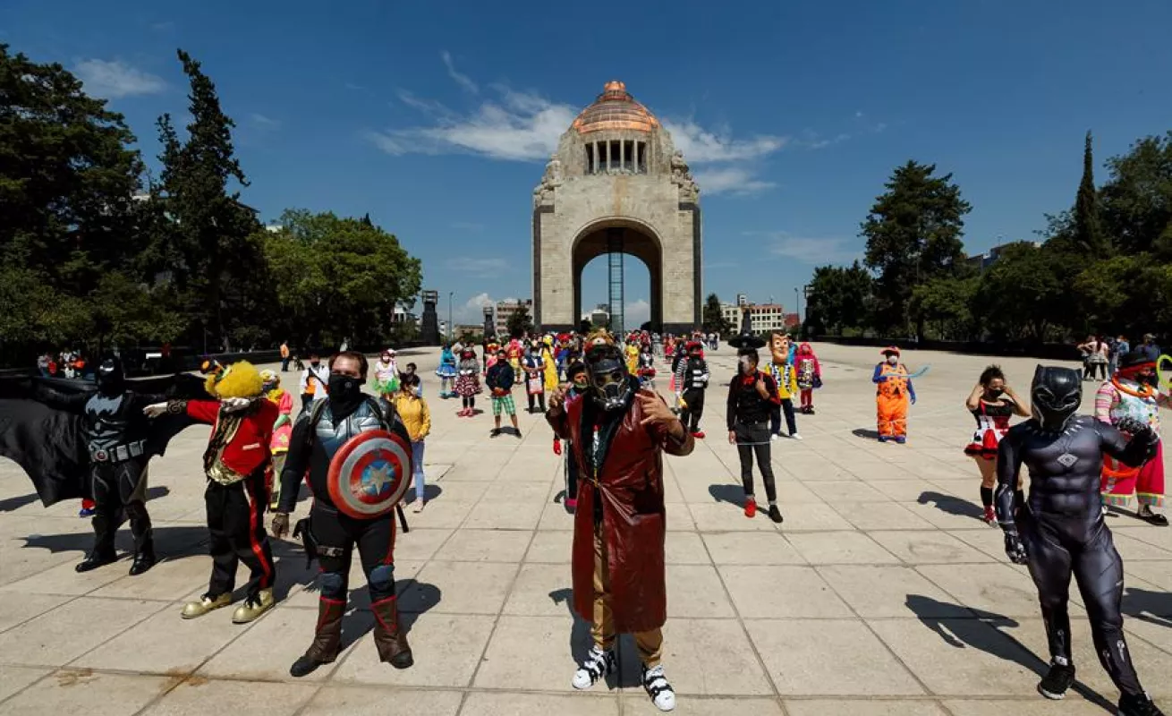  Batman y Superman marchan en Ciudad de México en busca de ayuda ante COVID-19