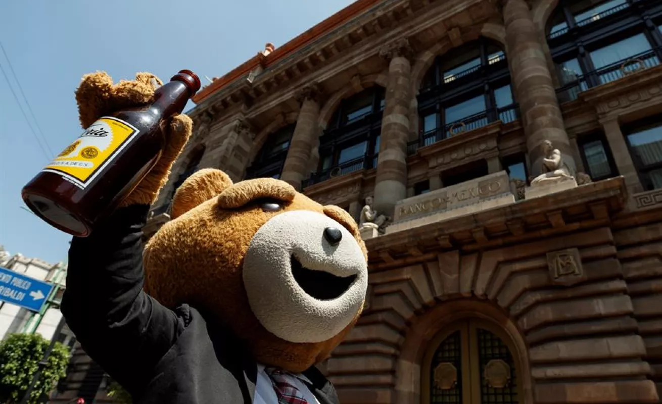  Batman y Superman marchan en Ciudad de México en busca de ayuda ante COVID-19