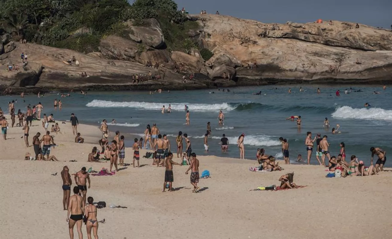 Playas de Brasil se llenan mientras el país registra 42.000 muertes por Covid19