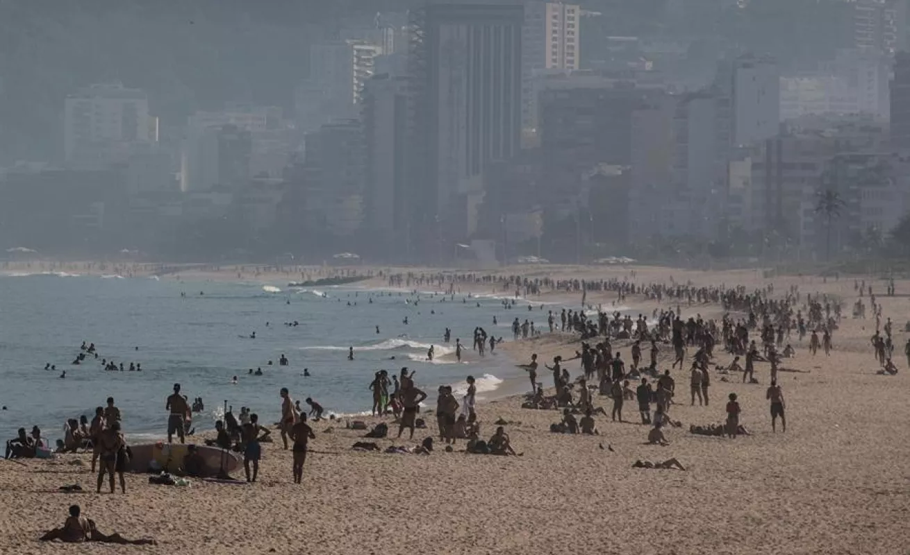 Playas de Brasil se llenan mientras el país registra 42.000 muertes por Covid19