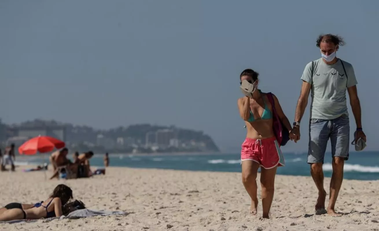 Playas de Brasil se llenan mientras el país registra 42.000 muertes por Covid19