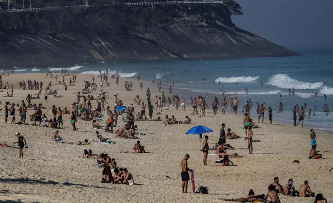 Playas de Brasil se llenan mientras el país registra 42.000 muertes por Covid19