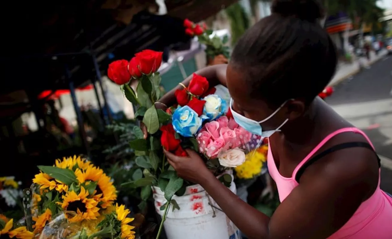 En un mercadito de Panamá se sobrevive con la venta de plantas medicinales