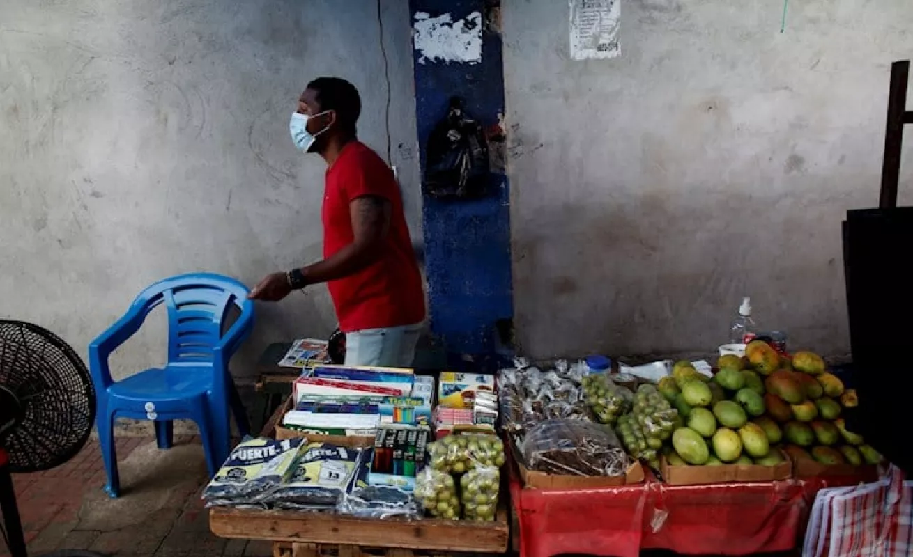 En un mercadito de Panamá se sobrevive con la venta de plantas medicinales