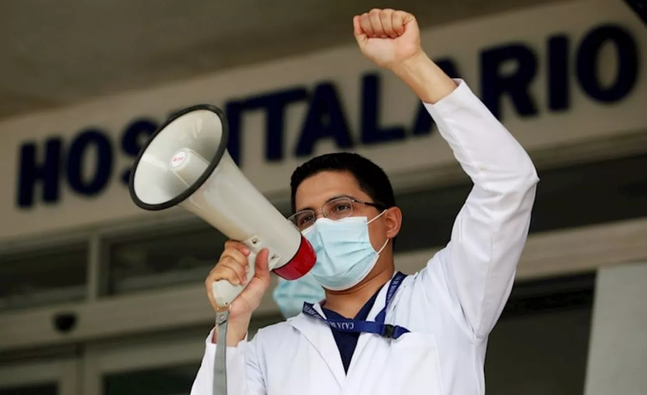 Médicos se solidarizan con colegas 