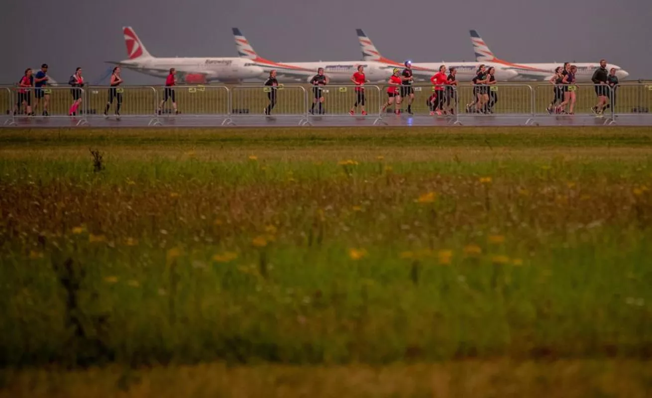 Maratón en un aeropuerto de República Checa en plena pandemia 