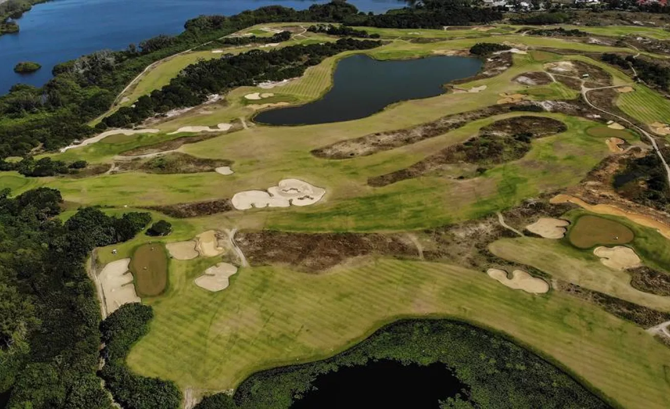 Animales se toman club de golf en medio de la pandemia (Fotos)