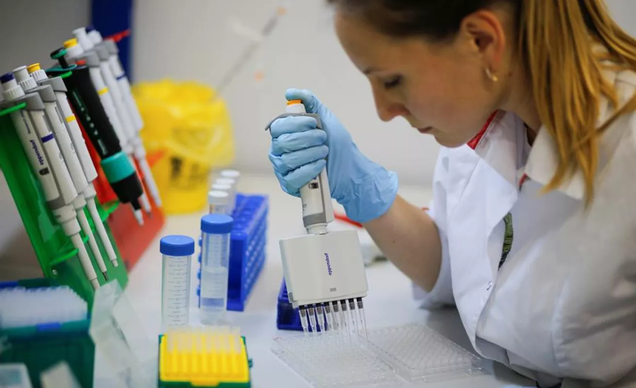 Hechemos vistazo al centro de epidemiología y microbiología ruso en donde se produce la vacuna Sputnik V