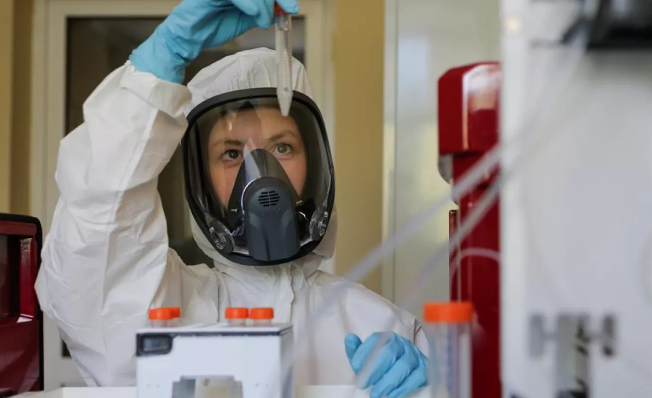 Hechemos vistazo al centro de epidemiología y microbiología ruso en donde se produce la vacuna Sputnik V