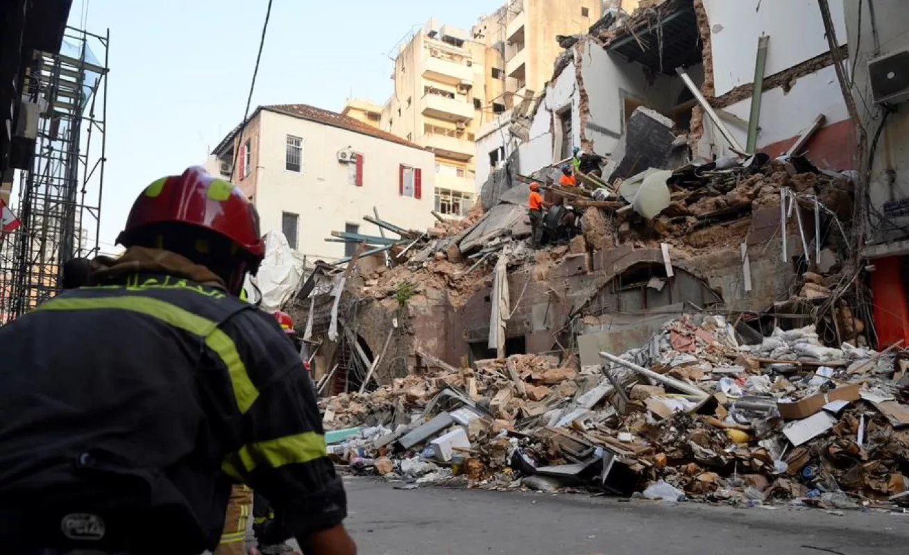 Buscan posible sobreviviente bajo escombros de edificio que colapsó tras explosión en Beirut (Fotos)