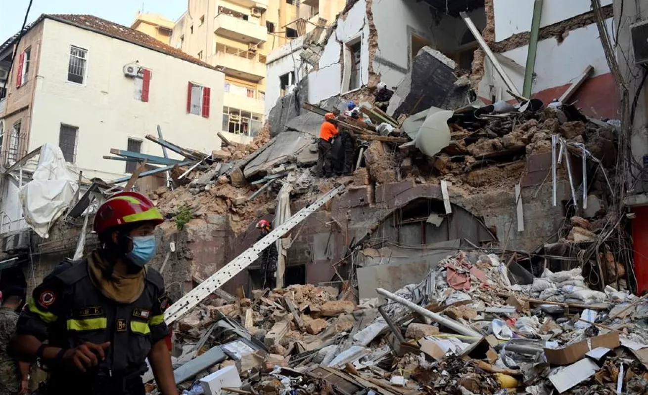Buscan posible sobreviviente bajo escombros de edificio que colapsó tras explosión en Beirut (Fotos)