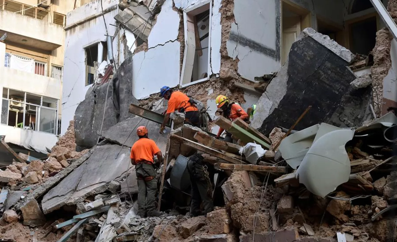 Buscan posible sobreviviente bajo escombros de edificio que colapsó tras explosión en Beirut (Fotos)