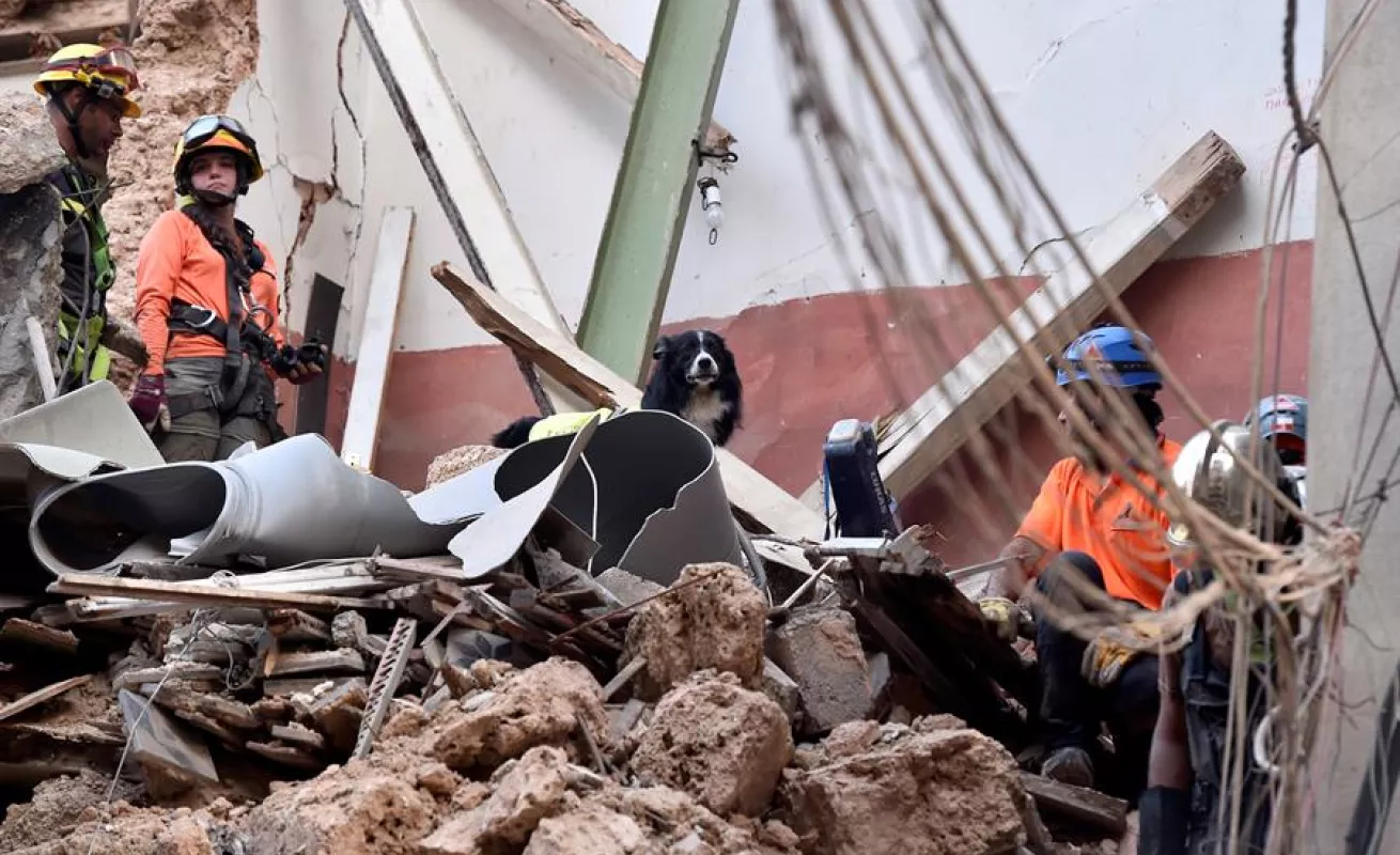 Buscan posible sobreviviente bajo escombros de edificio que colapsó tras explosión en Beirut (Fotos)