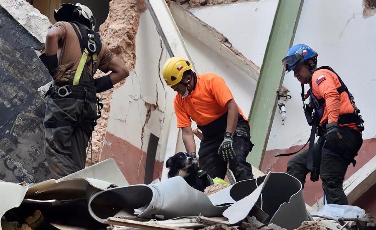 Buscan posible sobreviviente bajo escombros de edificio que colapsó tras explosión en Beirut (Fotos)