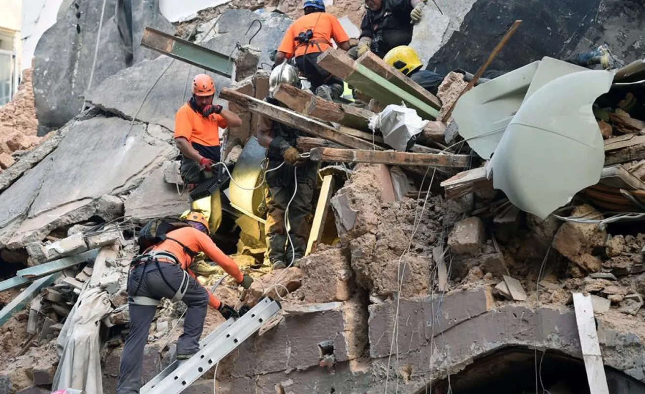 Buscan posible sobreviviente bajo escombros de edificio que colapsó tras explosión en Beirut (Fotos)