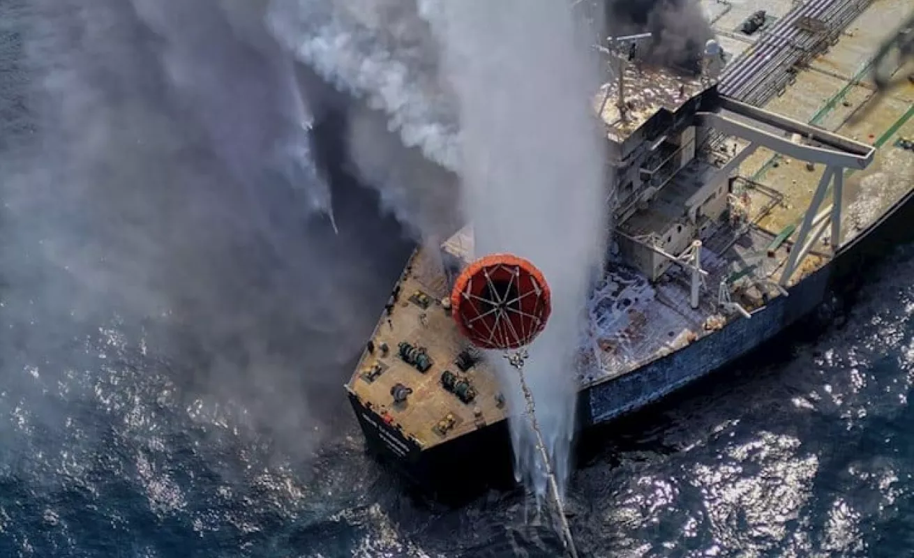 Petrolero de bandera panameña se incendia en Sri Lanka
