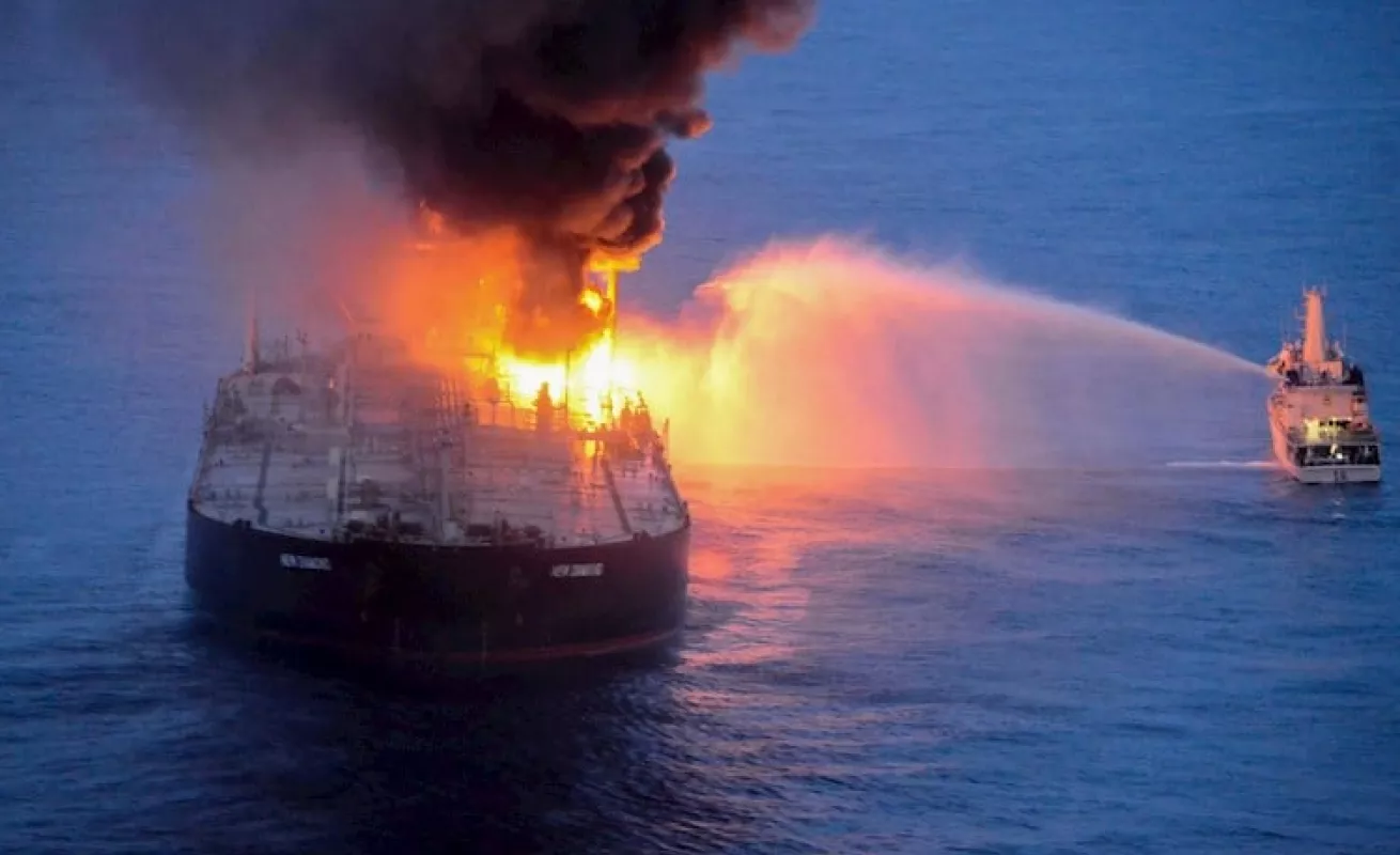 Petrolero de bandera panameña se incendia en Sri Lanka