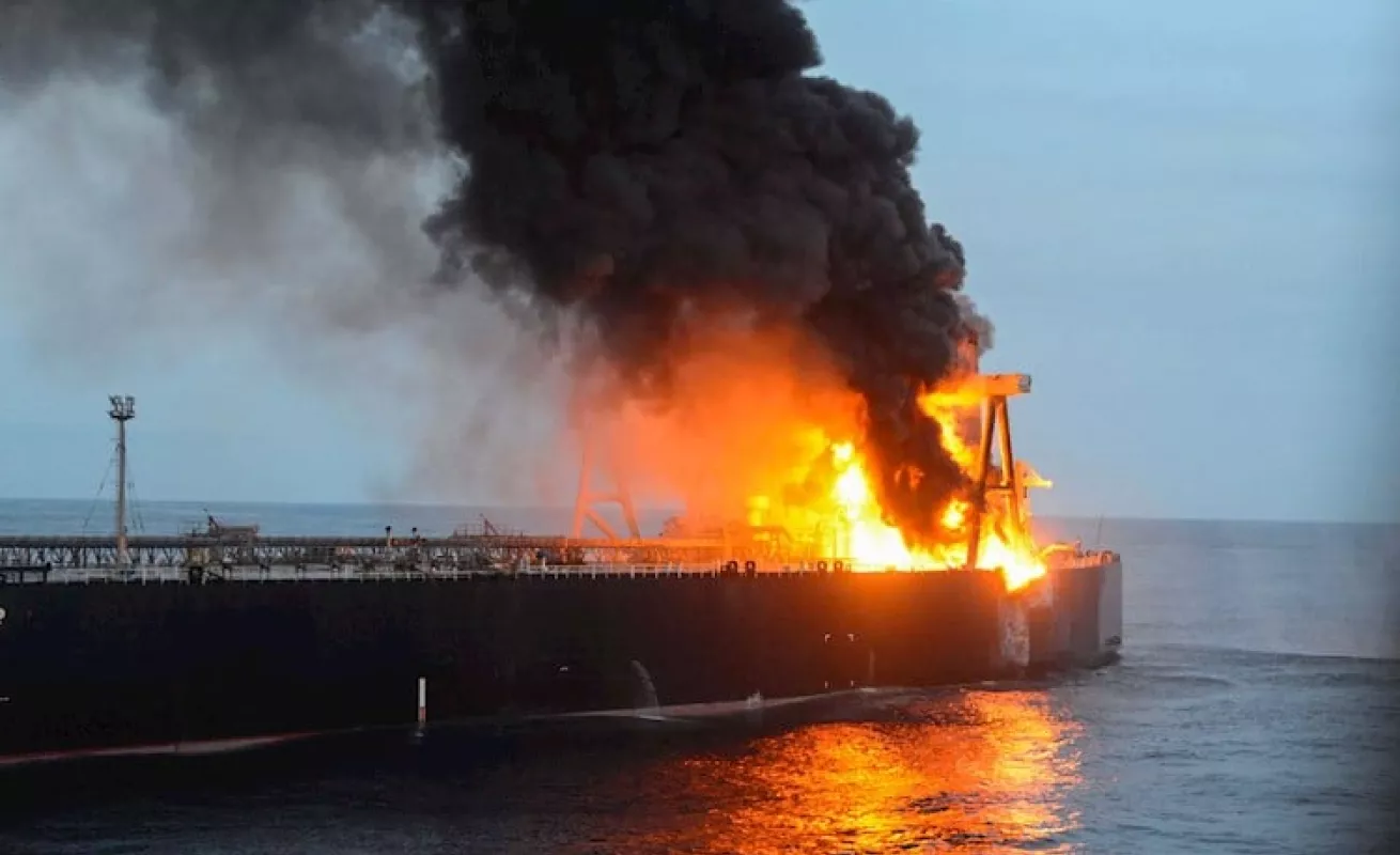 Petrolero de bandera panameña se incendia en Sri Lanka