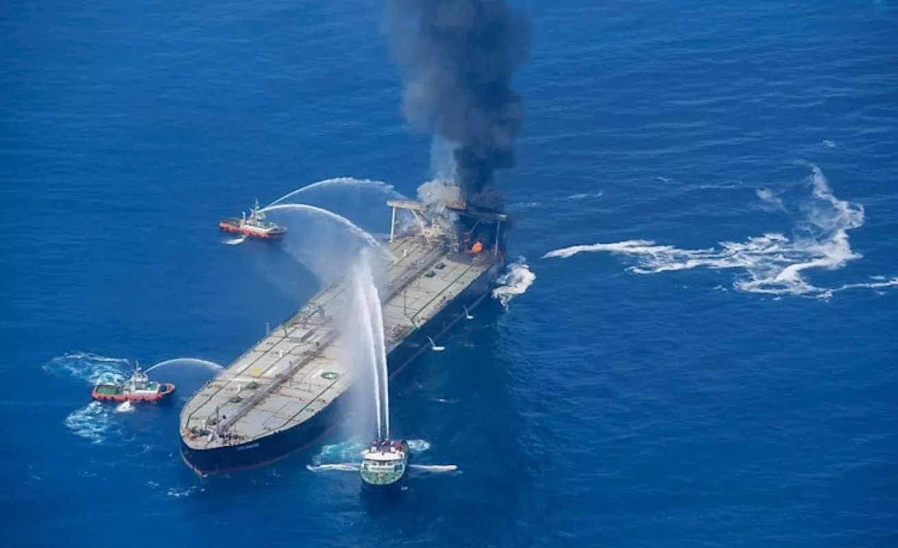 Petrolero de bandera panameña se incendia en Sri Lanka