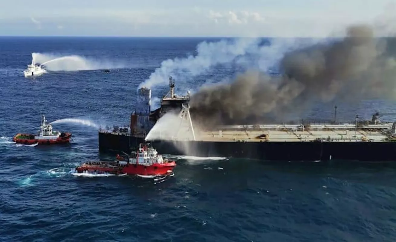 Petrolero de bandera panameña se incendia en Sri Lanka