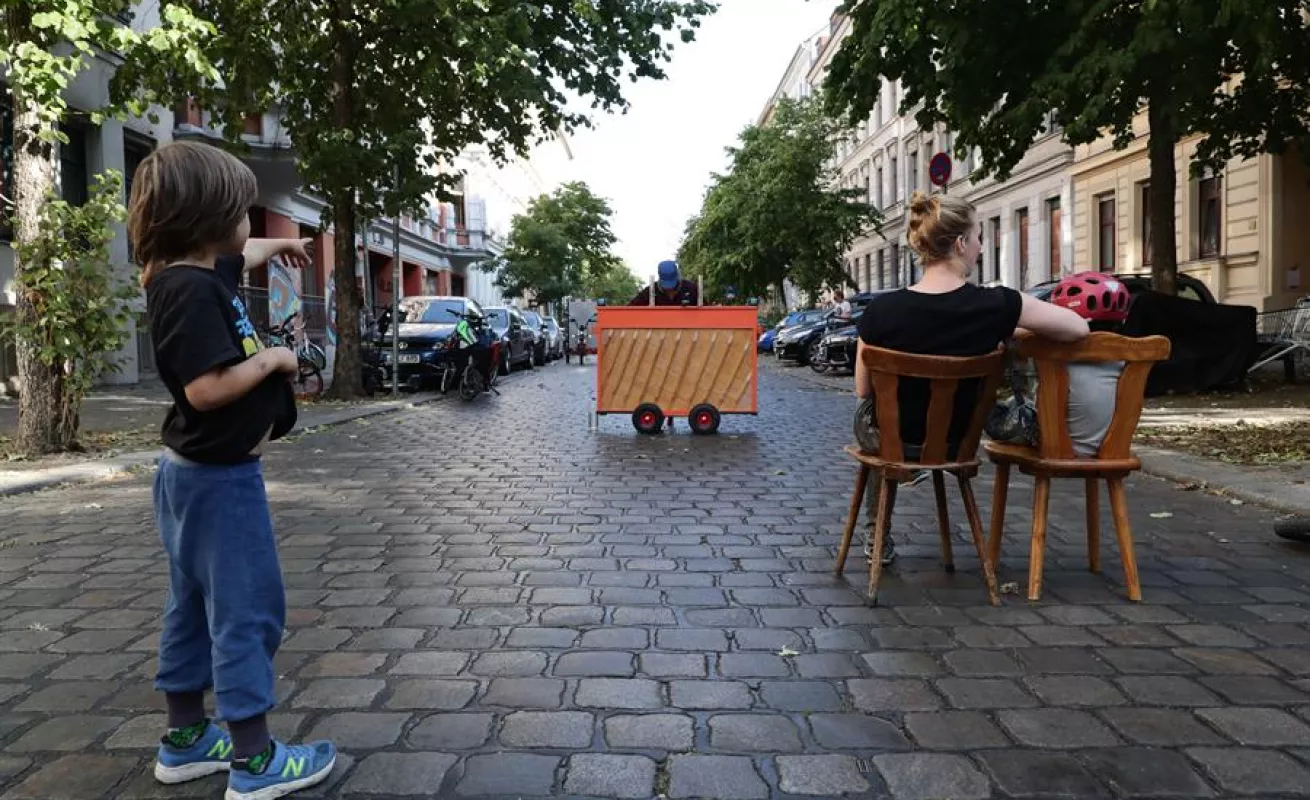 Niños aprovechan un día sin coches en Berlín para salir del estrés 