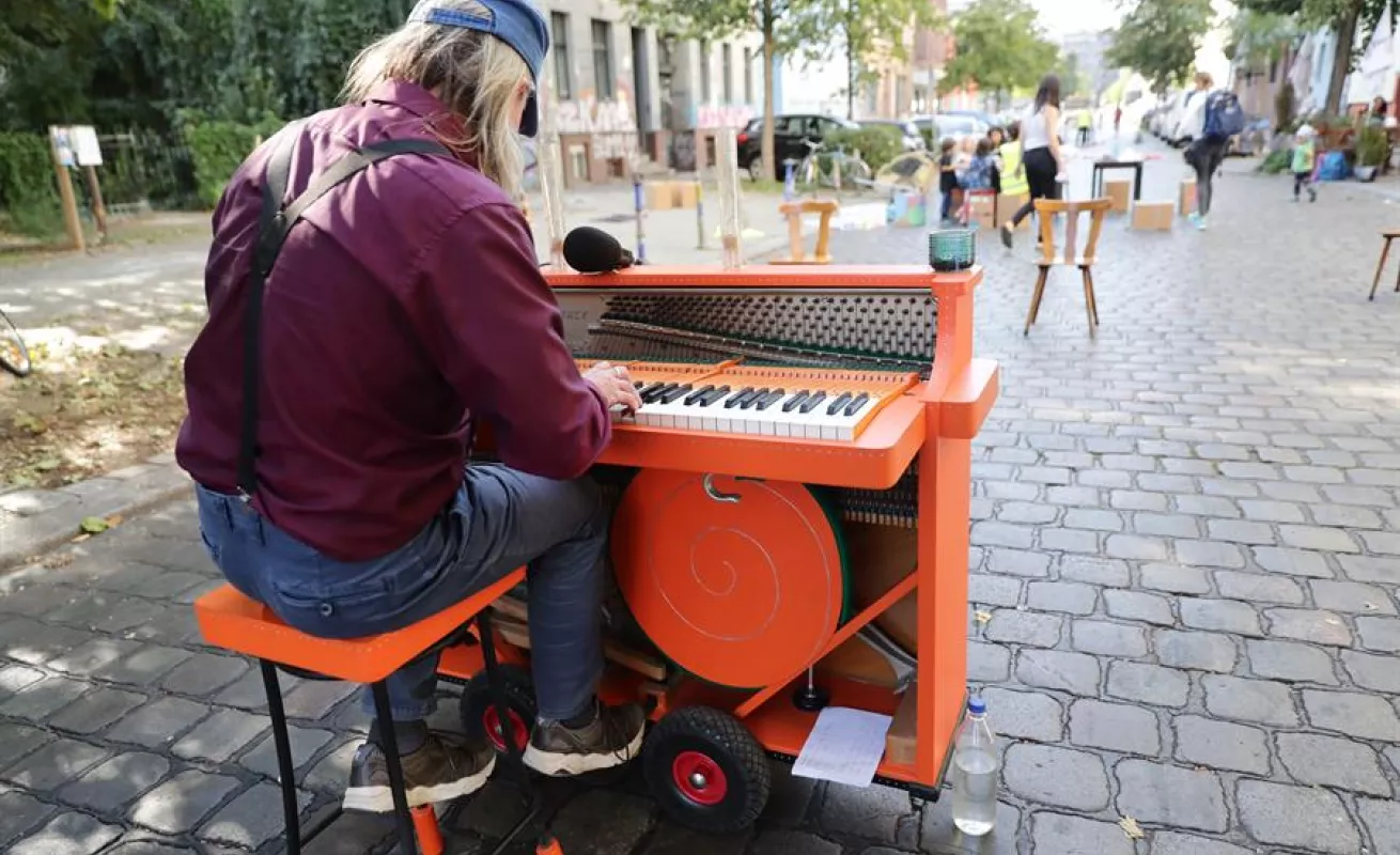 Niños aprovechan un día sin coches en Berlín para salir del estrés 