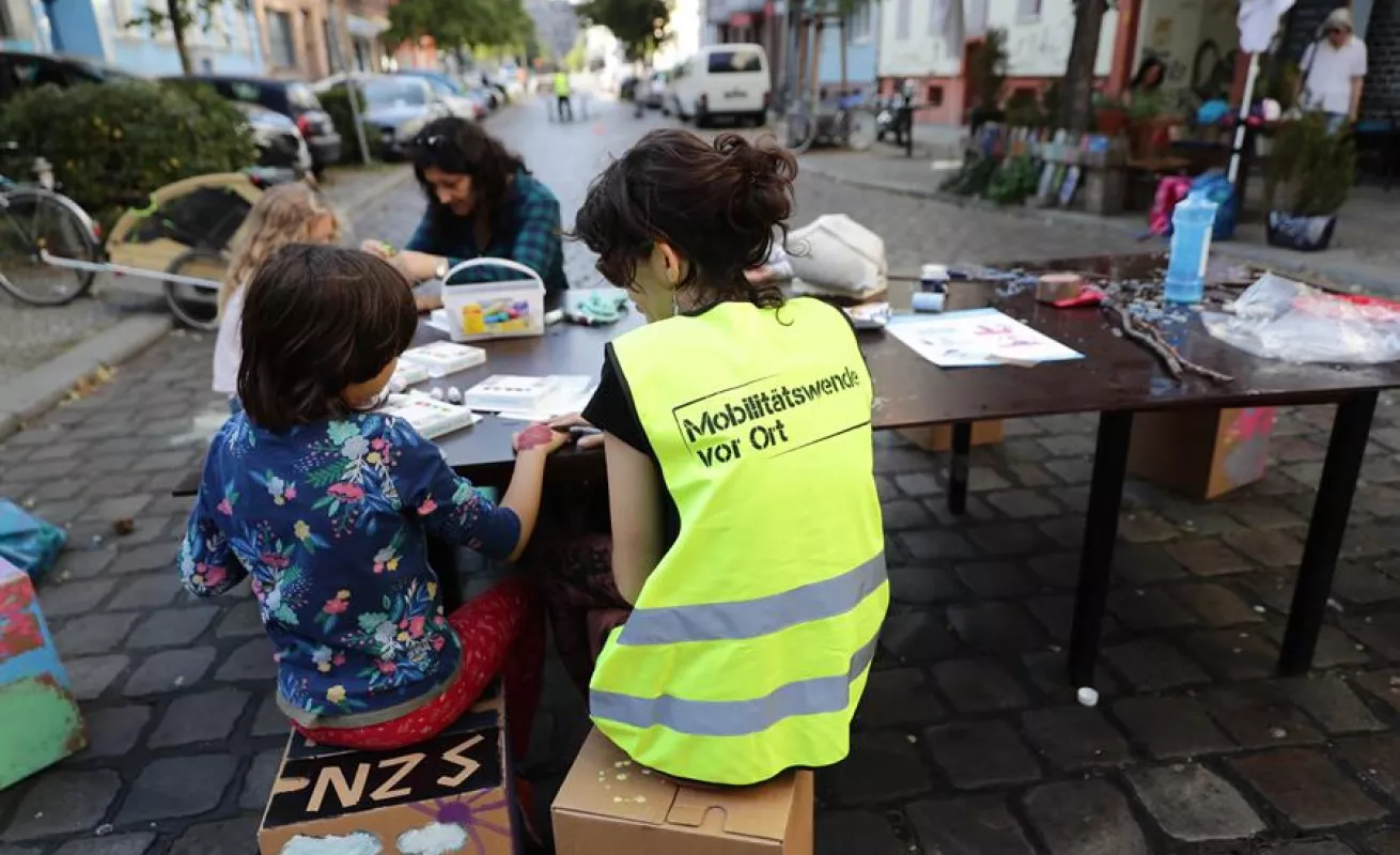 Niños aprovechan un día sin coches en Berlín para salir del estrés 