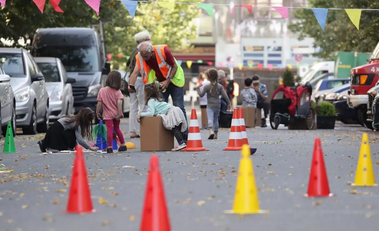 Niños aprovechan un día sin coches en Berlín para salir del estrés 