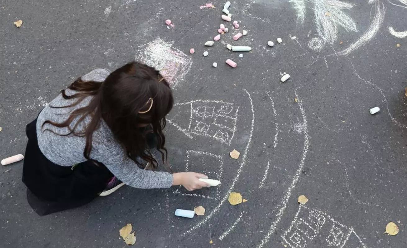 Niños aprovechan un día sin coches en Berlín para salir del estrés 