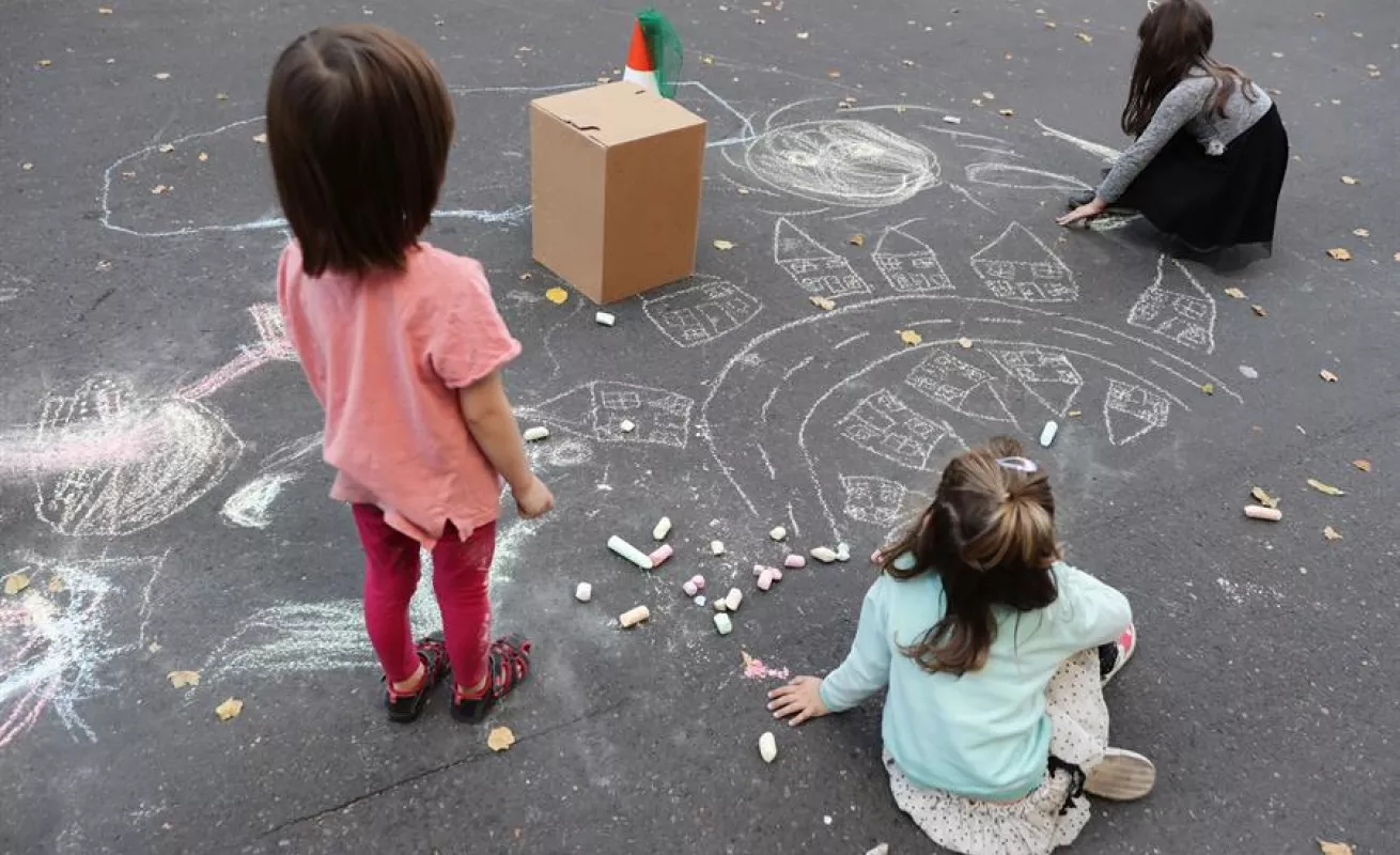 Niños aprovechan un día sin coches en Berlín para salir del estrés 