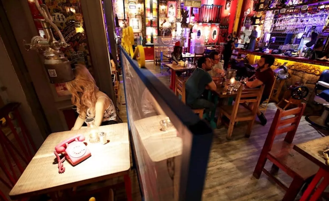 ¡Abierto! Buen provecho en el restaurante