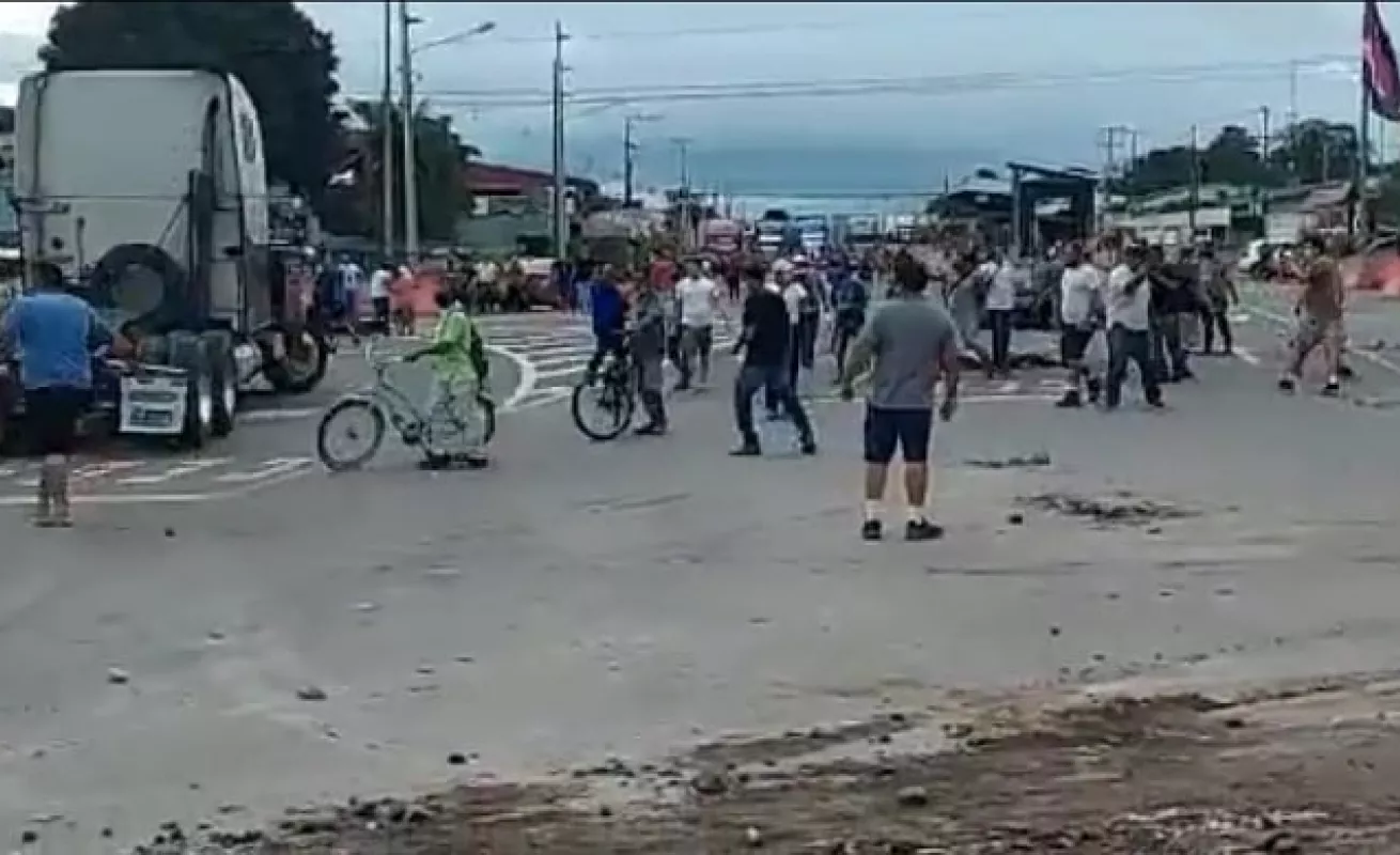 Se caldean los ánimos en Paso Canoas por protestas de ticos (Fotos)