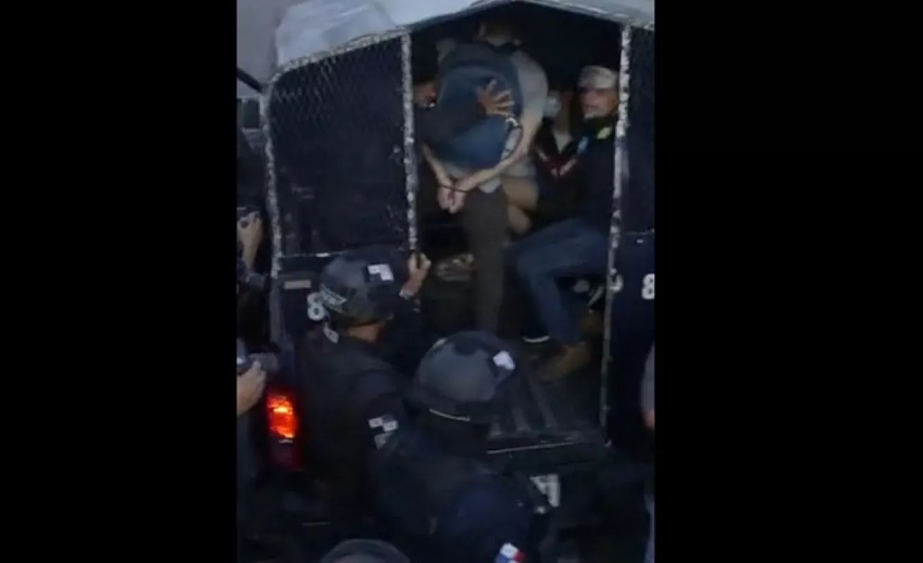 Jóvenes se manifiestan en contra del Decreto Ejecutivo 830 (Fotos)