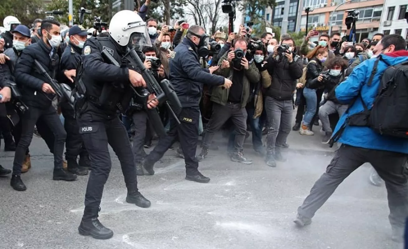 Policía turca dispersa una protesta contra la detención de estudiantes (Fotos)