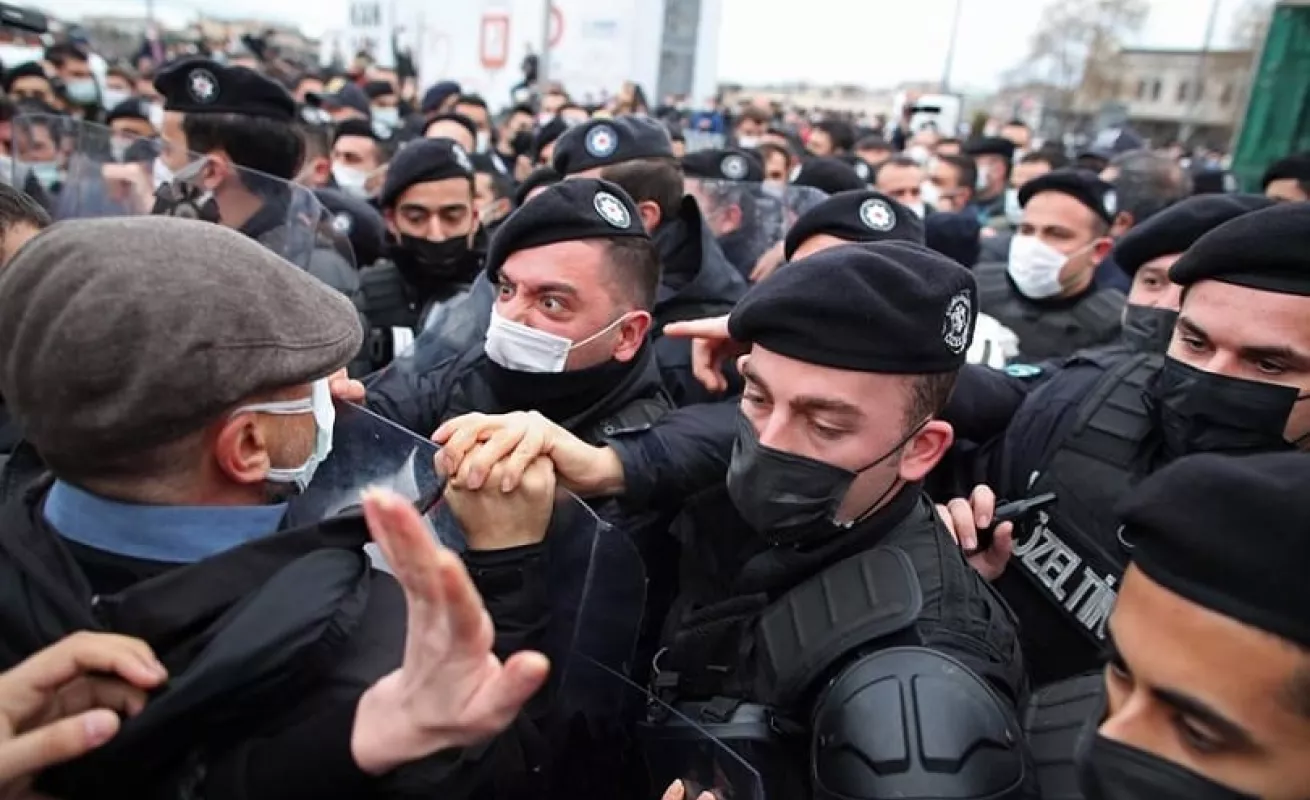 Policía turca dispersa una protesta contra la detención de estudiantes (Fotos)