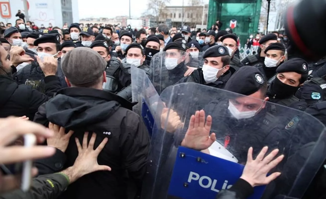 Policía turca dispersa una protesta contra la detención de estudiantes (Fotos)