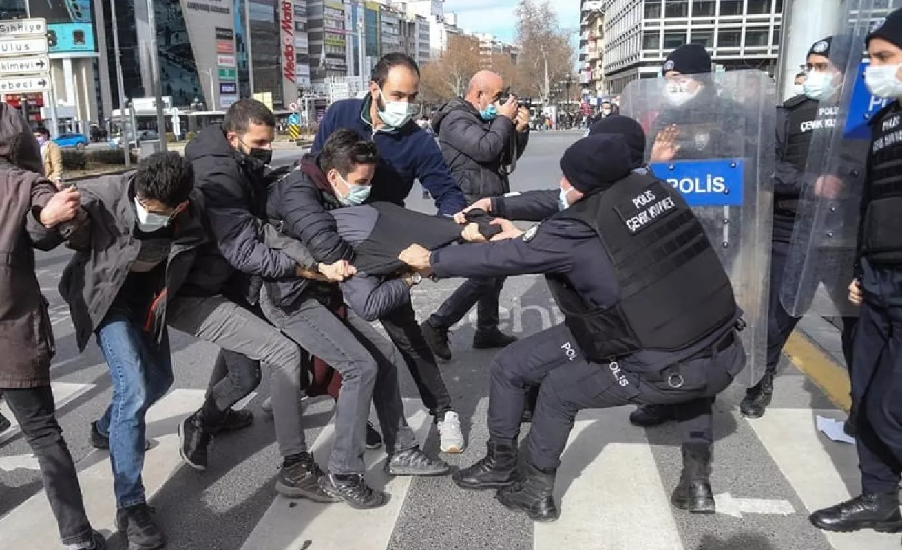 Policía turca dispersa una protesta contra la detención de estudiantes (Fotos)