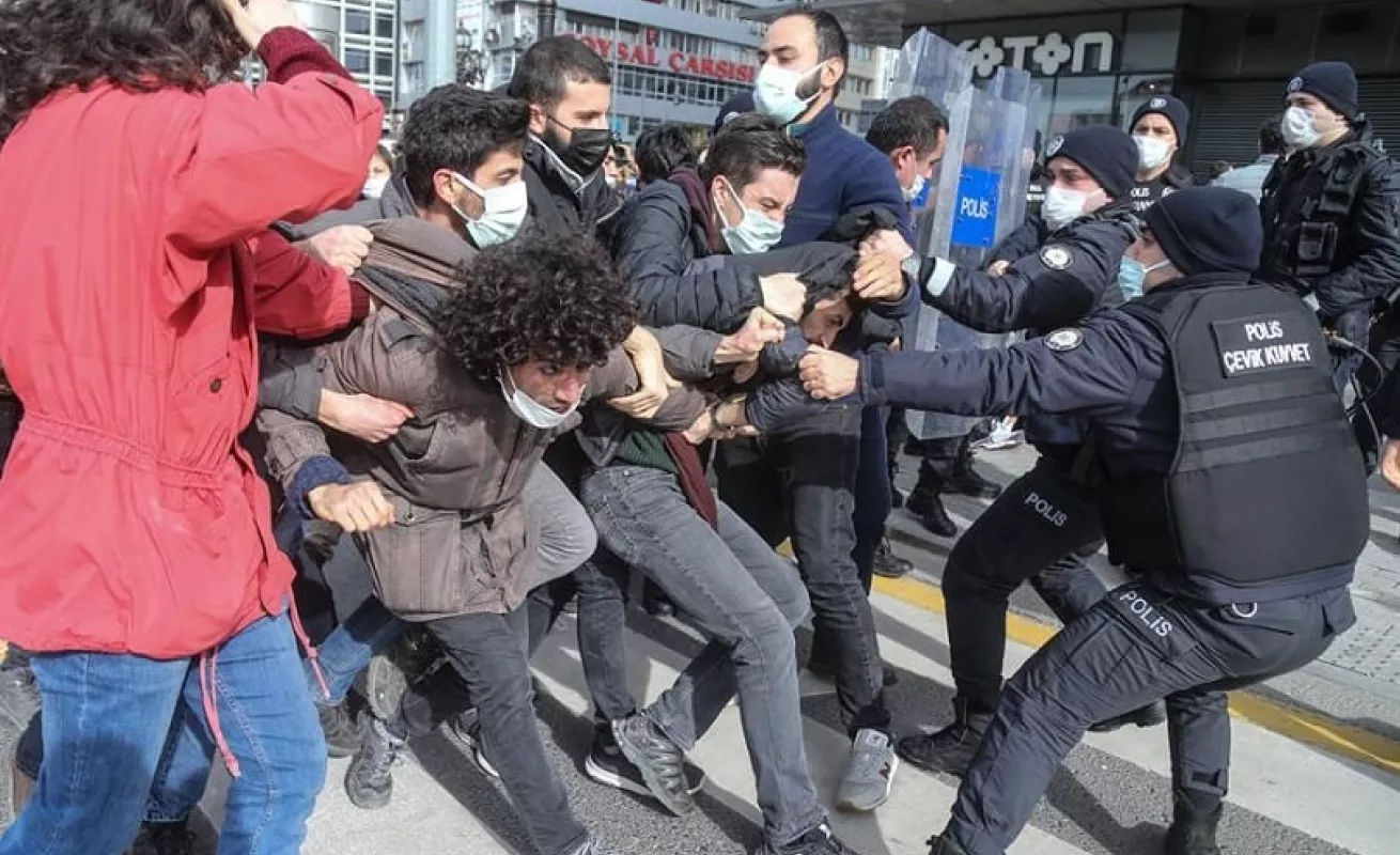 Policía turca dispersa una protesta contra la detención de estudiantes (Fotos)