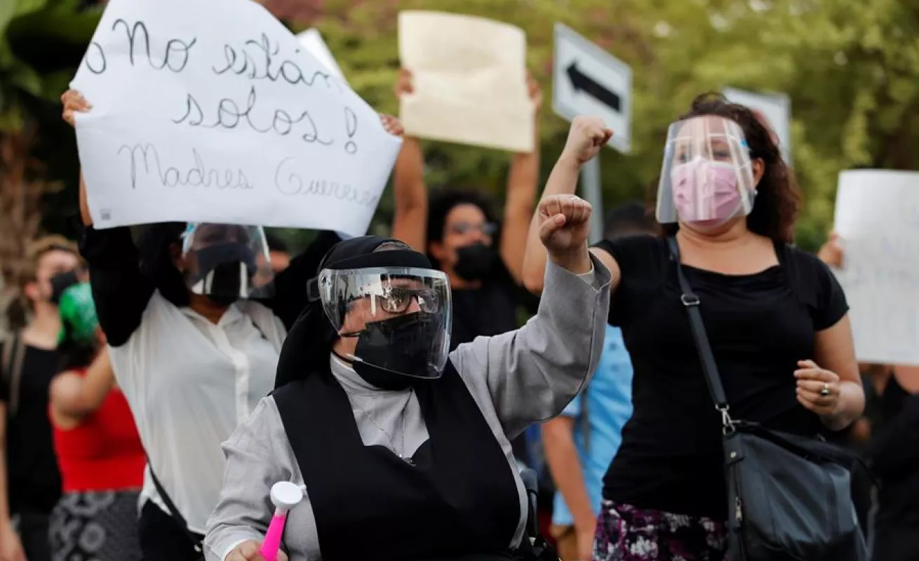 Cabreados por abusos y maltrato a niños 