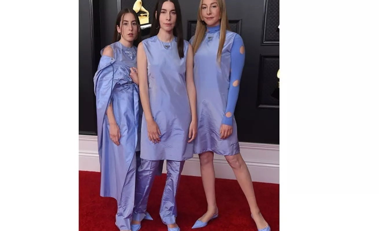 La alfombra roja de los Grammy Awards 2021 con lujo y muchos colores