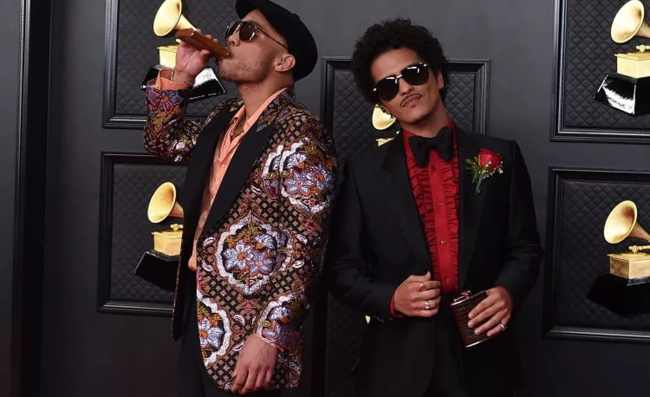 La alfombra roja de los Grammy Awards 2021 con lujo y muchos colores