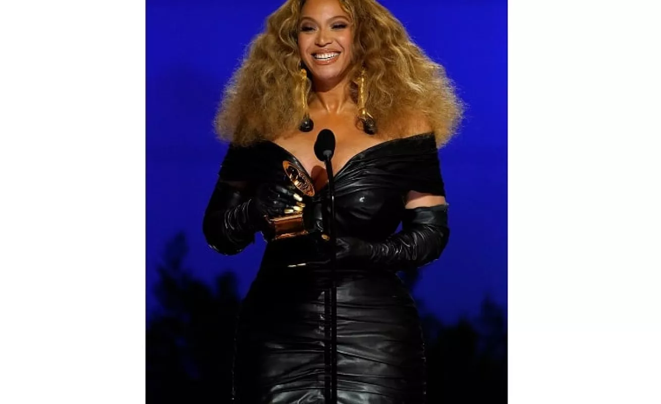 La alfombra roja de los Grammy Awards 2021 con lujo y muchos colores