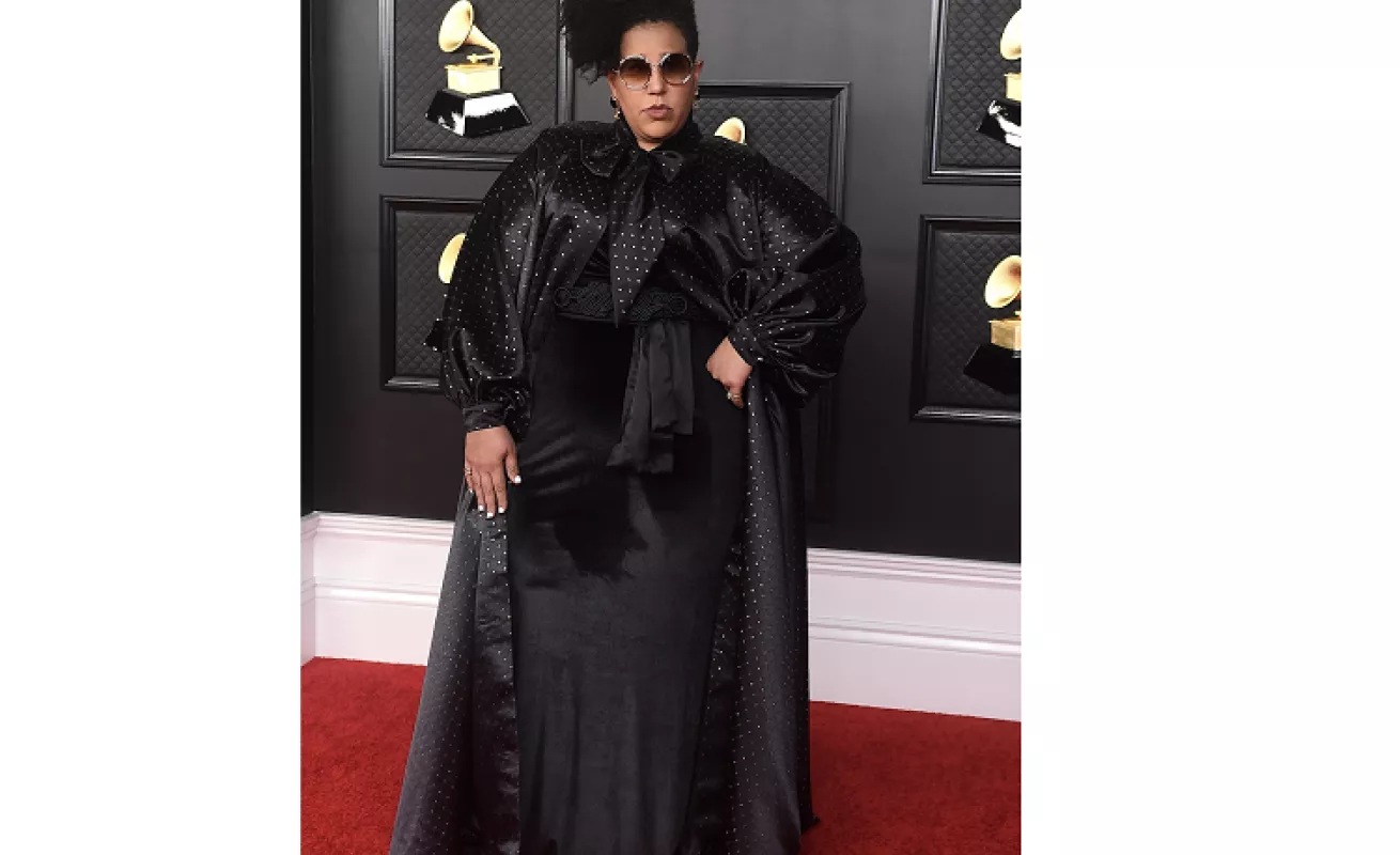 La alfombra roja de los Grammy Awards 2021 con lujo y muchos colores