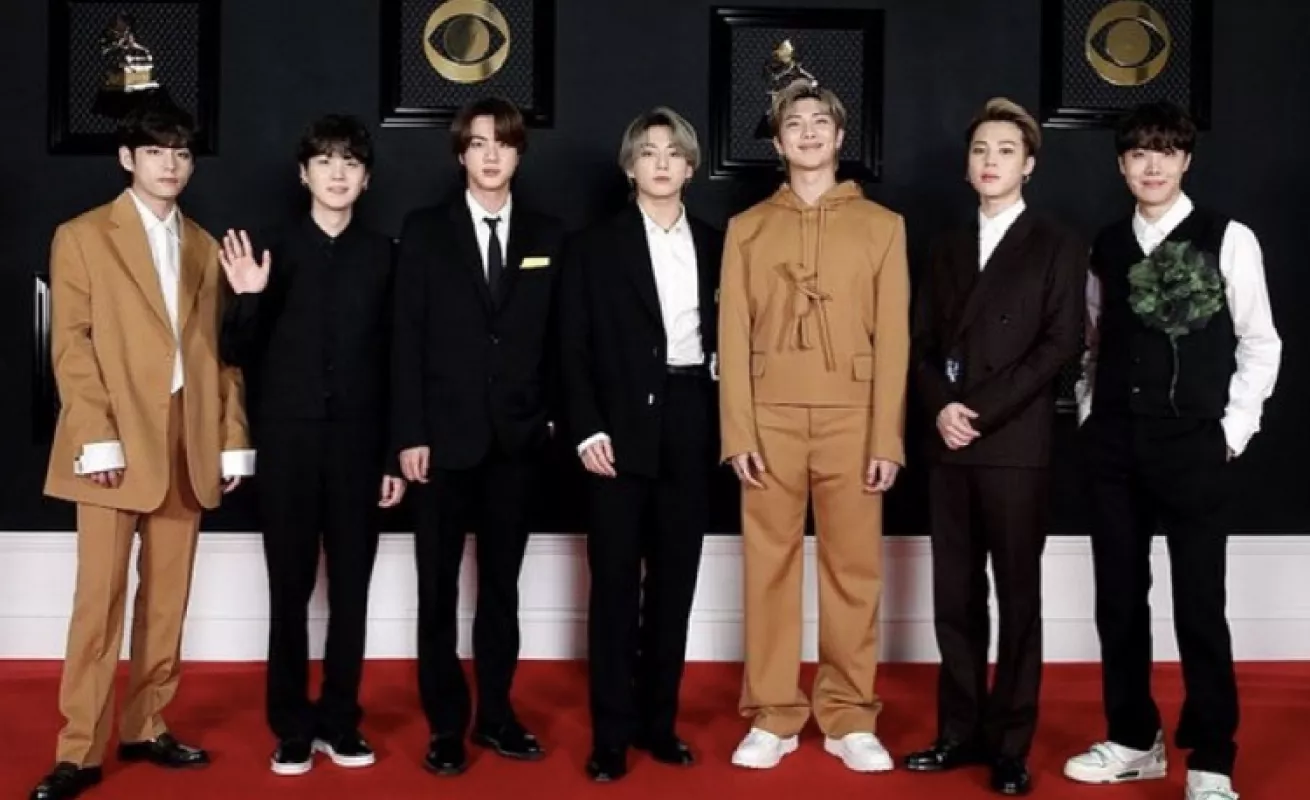 La alfombra roja de los Grammy Awards 2021 con lujo y muchos colores