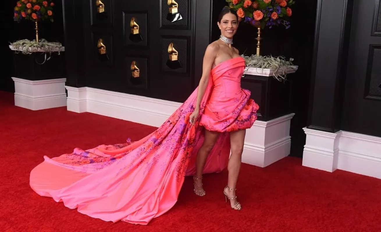 La alfombra roja de los Grammy Awards 2021 con lujo y muchos colores