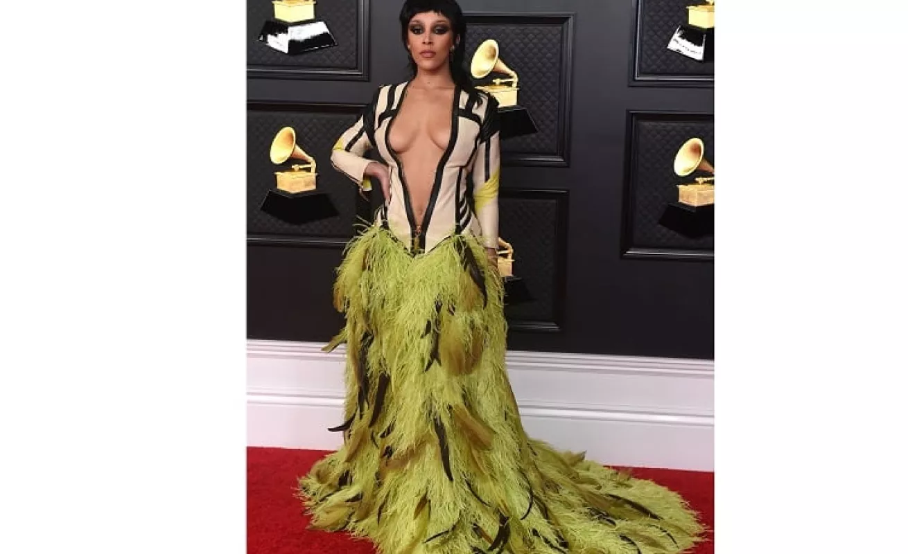 La alfombra roja de los Grammy Awards 2021 con lujo y muchos colores